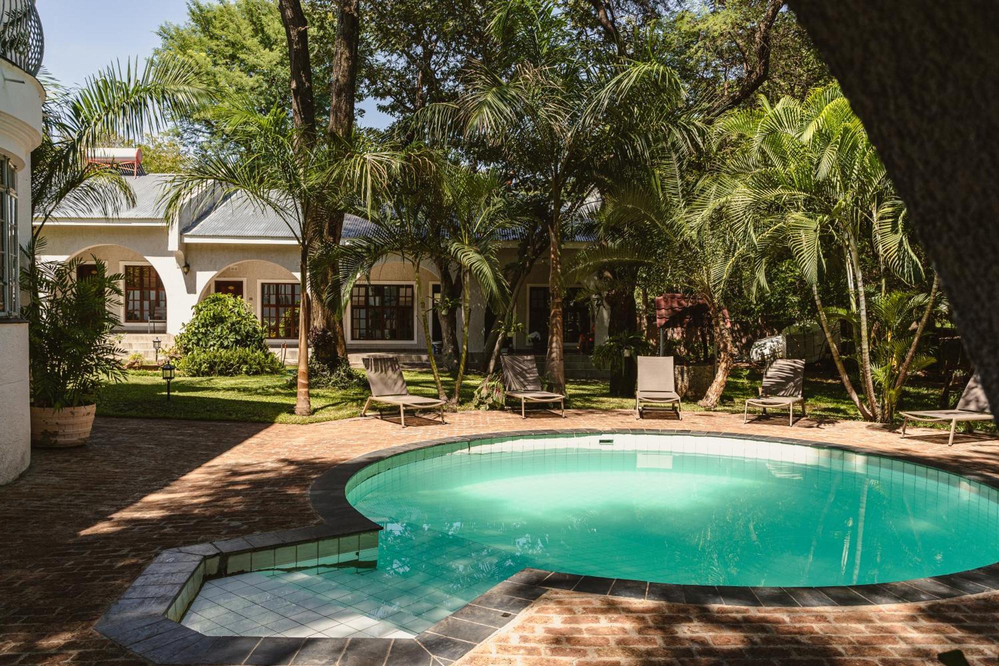 Jacaranda Lodge Victoria Falls Exterior photo